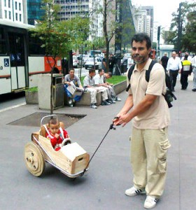 Alexandre Cavalo e seu filho, Joaquim Francisco, no carro feito por ele com material de descarte