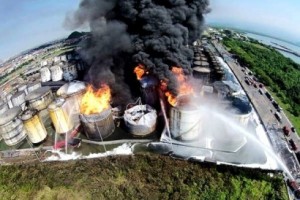 Alemoa, segundo maior acidente de incêndio do mundo e o primeiro em granel líquido.(Imagem Corpo de Bombeiros SP). - See more at: http://www.ambientelegal.com.br/muito-alem-do-fogo/#sthash.rqLwY9mx.dpuf