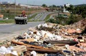 Lixo e entulho despejados criminosamente à beira da estrada - falha na fiscalização é culpa do próprio governo paulista