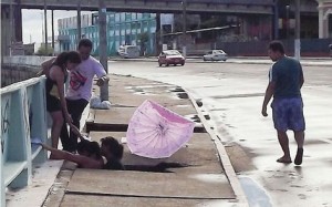 Pedestres vítimas do concreto mal colocado na calçada da Avenida Moderna, em Manaus -AM