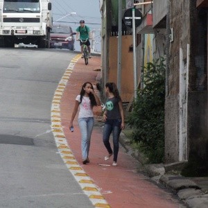 Ciclovia substitui calçada (ausente) no Parque Arariba -SP