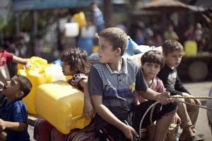 Crianças em busca de água na Faixa de Gaza