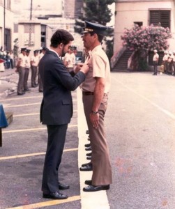 entregando o "PMzito" ao Of PM Azevedo - "primo" de coração e irmão de alma, cuja história de vida daria um filme premiado de cinema...