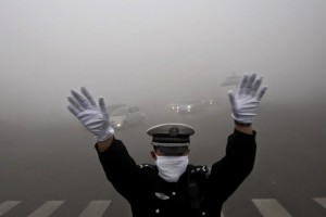 Polícia chinesa em meio ao smogue - ampla autonomia para investigar