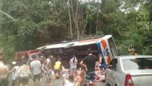 Ônibus superlotado de passageiros, tombado na estrada entre Paratí e Trindade - tragédia humana