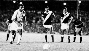 Pelé se prepara para bater o pênalti e faz a famosa "paradinha"... esperando o goleito cair antes do chute.