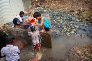 Falta de saneamento básico afeta a saúde, o desempenho escolar  da criança e a produtividade na vida adulta