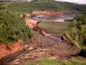 Barragem de Rejeitos da Fabricação de Celulose da Florestal Cataguazes - Rompimento causou o derrame de 500 milhões de Litros de resíduos, afetando os estados de Minas Gerais e Rio de Janeiro