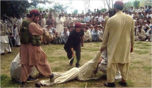 Chibatadas humilhantes no paquistão O crime? "Apostasia"...