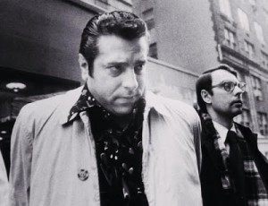Joseph Sarcinella é preso pelo FBI em 1975. Homem da máfia que se declarou culpado no esquema  para controlar a coleta de  lixo em New York e New Jersey.