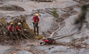 Equipes de salvamento e resgate na lama da Samarco - técnicos da empresa e de de governos atolados em indefinições e sem coordenação