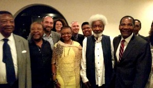 JANTAR EM HOMENAGEM AO PREMIO NOBEL WOLE SOYINKA - UNIÃO EM TORNO DA RESISTÊNCIA INTELECTUAL E DA INTELIGÊNCIA! Reunião em torno de personalidades de peso da cultura e educação. Um reconhecimento do trabalho de resistência e luta das Faculdades Zumbi dos Palmares, a única entidade de ensino superior historicamente afrodescendente da América Latina. A qual, sem qualquer discriminação, a custos baixíssimos para seus alunos (de todas as cores), fornece ensino de reconhecida qualidade. Da esquerda para a direita: Meldon Hollis,assessor do Presidente Barack Obama e Coordenador das Universidades Historicamente Negras dos Estados Unidos (são 130 nos EUA, desde 1830...), o compositor e cantor Martinho da Vila, o Advogado Geral da União -AGU, Luís Adams, Luciane Vieira, a Ministra dos Direitos Humanos, Mulheres e Igualdade Racial, Nilma Lino Gomes, Antonio Fernando Pinheiro Pedro, o Secretário Executivo da SePPIR, o Prêmio Nobel de Literatura, Dramaturgo Wole Soyinka e o Reitor das Faculdades Zumbi dos Palmares, Jose Vicente.