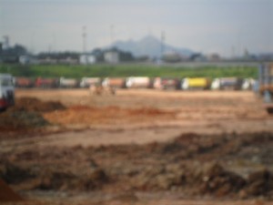 Fila de Caminhões de lixo para despejo de resíduos na Lagoa de Carapicuíba