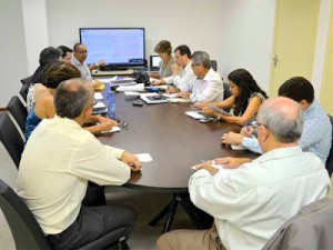 representantes municipais analisam a proposta das empresas de embalagens – interesse da iniciativa privada em jogar a conta da gestão do grosso dos resíduos para  o contribuinte… mais uma vez.