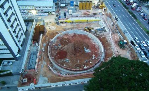 Obra do metrô, paralizada por conta da descoberta de contaminação no solo, em São Paulo