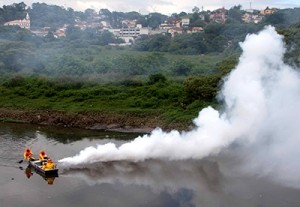  Nebulização do veneno no combate ao mosquito aedes aegypti - alvo de polêmica ambiental...