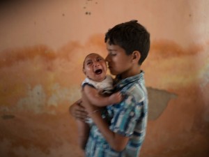 Foto de 23 de dezembro mostra menino Elison, de 10 anos, cuidando de seu irmão de 2 meses José Wesley, que nasceu com microcefalia, em Poço Fundo, no Pernambuco (Foto: AP Photo/Felipe Dana) no G1 - See more at: http://www.ambientelegal.com.br/governo-federal-combate-o-zika-virus-com-piadas/#sthash.XQSmfhEb.dpuf