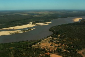  Aldeia de Santa Isabel, no Rio Araguaia sai a floresta, fica o pasto - foto de Lilian Brandt