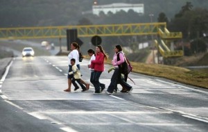 Vias expressas cortam comunidades e trituram os pedestres que se arriscam a atravessa-las