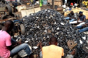 Cidadãos africanos "processando" a segregação de material contaminante do lixo eletrônico