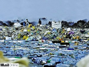 Descarte de lixo das Ilhas Maldivas. Paraíso turístico destruído pelo consumismo.(foto Daily Mail)