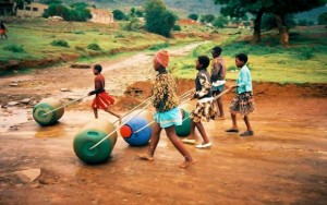Crianças transportam água por meio dos tambores rolantes, na África do Sul (imagens - Roller Water Project)