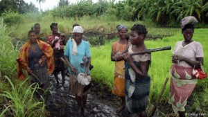 Camponesas de Moçambique - países em desenvolvimento estão sendo condenados à desindustrialização