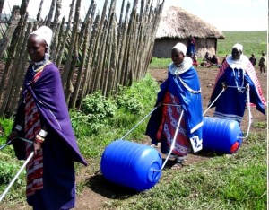 Mulheres senegalesas transportam água por meio dos tambores rolantes (Roller Water Project)