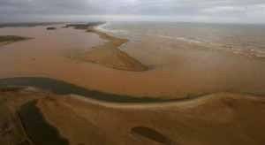 A lama vinda das barragens da Samarco com rejeitos de mineração seguem ao longo do leito do Rio Doce em direção à sua foz, localizada em Regência, Linhares – REUTERS/Ricardo Moraes