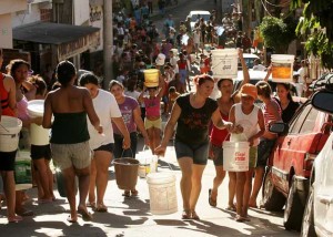 População de São Luís do Maranhão, no Brasil, carregando água...