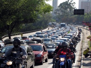 Motociclistas respiram monóxido de carbono nos congestionamentos... mais que os próprios motoristas dos veículos.