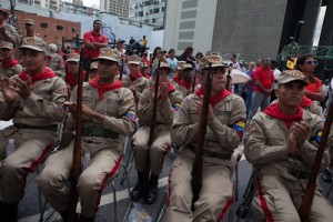 Garotos paramilitares - único meio de vida...