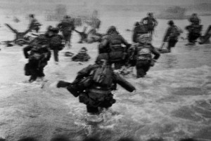 Fotografia histórica do desembarque sob fogo inimigo - por Robert Capa