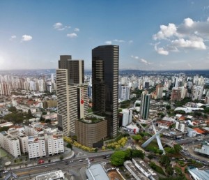 Um típico caso de "bunker urbano". Choque arquitetônico planejado