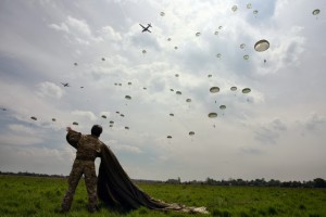 Paraquedistas descem atrás das linhas alemãs, no Dia D - foto Signal Corps - U.S.Army