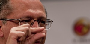 Alckmin precisa parar de minimizar o problema, que parece contaminar a estrutura governamental
