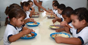 Crianças: vítimas da sordidez, ingerindo refeições piores que as servidas nos presídios