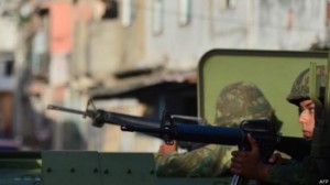 Tropas patrulham o Complexo da Maré no Rio - território inimigo... (foto - BBC) 