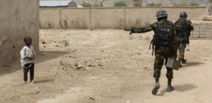 Soldados camaroneses alertam garoto em área de atuação do Boko Haram