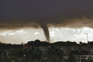 Tornado em Rondônia - alterações severas se aproximam e o Brasil parece ainda dormir em "berço esplêndido"...