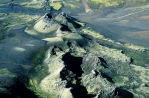 As crateras em série do Vulcão Laki - a maior erupção vulcânica registrada na história humana. Alterou o clima do planeta e está na raiz da Revolução Francesa