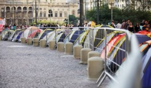 Sem teto... barracas espalhadas pelo centro, transformam a manhã dos paulistanos que transitam pelo centro.