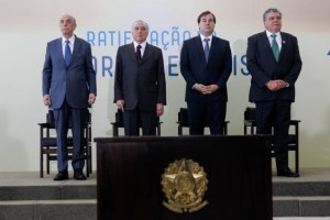 Serra (Relações Exteriores), Presidente Temer, Cesar Maia (presidente da Cãmara Federal) e Sarney Filho (Meio Ambiente), na assinatura da ratificação do protocolo
