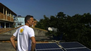 O belga Pol Dhuyvetter supervisiona as placas da unidade de geração de energia no Rio