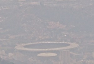 Estádio do Maracanã envolto pela poluição atmosférica - palco das cerimônias olímpicas e paralímpicas (foto: faperj)