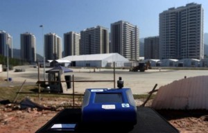 Aparelho indica níveis duas vezes e meia superiores aos aceitáveis, de poluição, em frente à vila olímpica, no Rio, em junho de 2016. foto: REUTERS/Ricardo Moraes