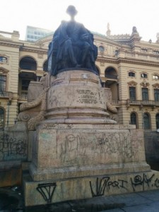 Teatro Municipal, pichado e degradado cinco anos após sua milionária restauração... Estátua de Carlos Gomes transformada em banheiro público...