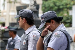 Enterro de PM morto no exercício da profissão em São Paulo.