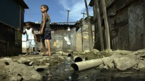 Crianças com o futuro comprometido. Esquecidas pelo Estado, desprezadas pela sociedade...