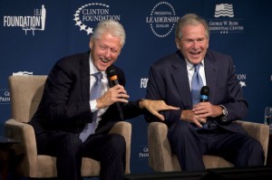 Bill Clinton admitiu a globalização, porém ofereceu excelente resposta econômica e manteve os EUA à frente do fenômeno. Bush, ao contrário, refém do sistema financeiro, foi tragado por ela.
